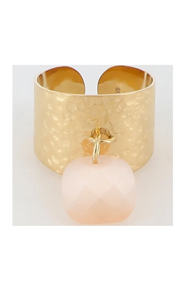 Bague martelée – Acier inoxydable doré, pampille carrée & pâte de verre rose clar