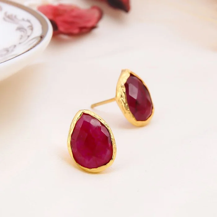 Boucles d’oreilles – Laiton plaqué or & rubis peint