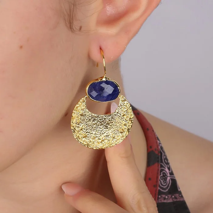 Boucles d’oreilles – Laiton plaqué or & saphir