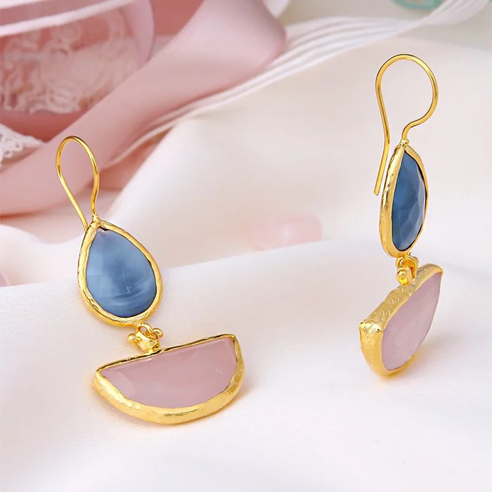Boucles d’oreilles – Laiton plaqué or, opale bleue & quartz rose