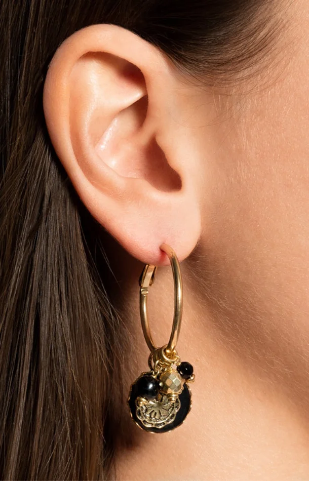 Boucles d’oreilles Amazones – Métal doré & charms