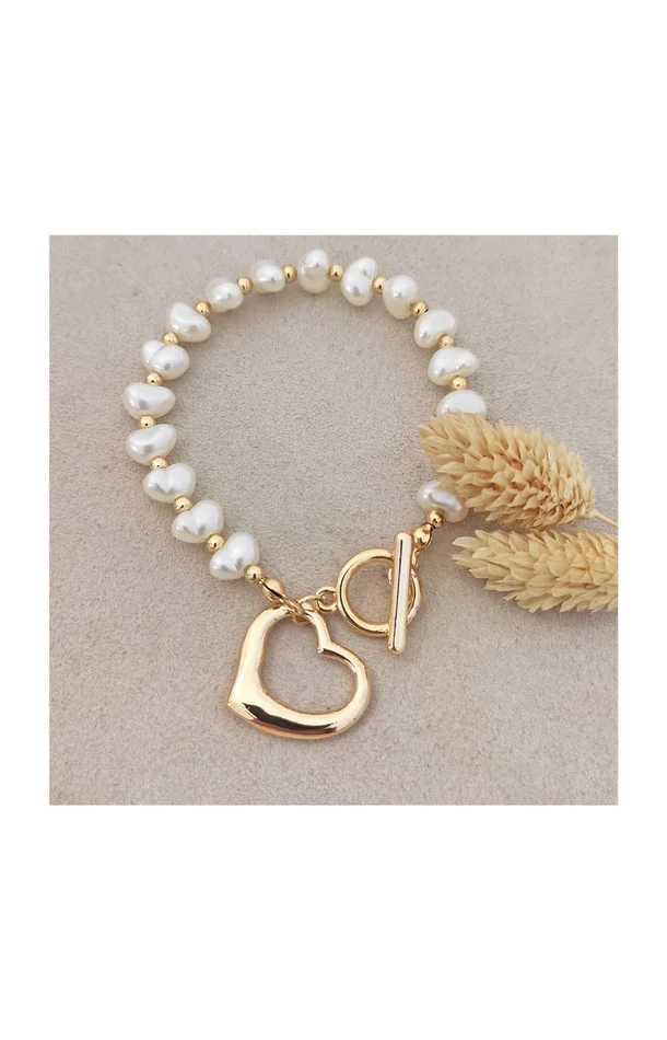 Bracelet – Laiton plaqué or & perles synthétiques en forme de cœur