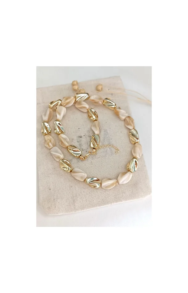 Collier – Laiton plaqué or & chaîne effet résine – Beige